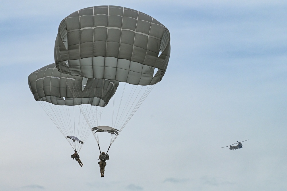 173rd Airborne Brigade Chinook jump at Grafenwoehr