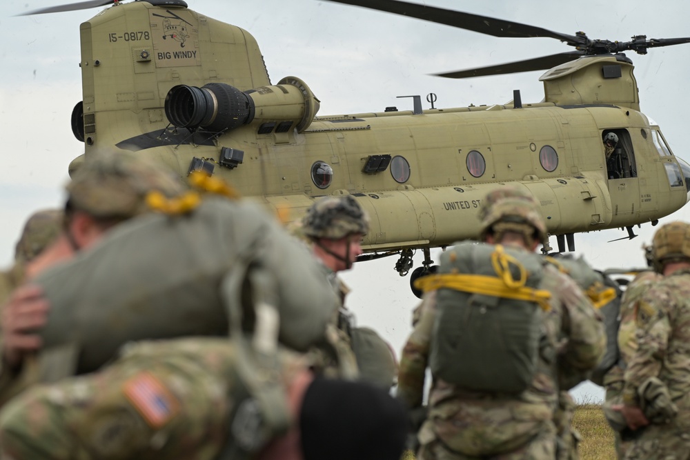 173rd Airborne Brigade Chinook jump at Grafenwoehr