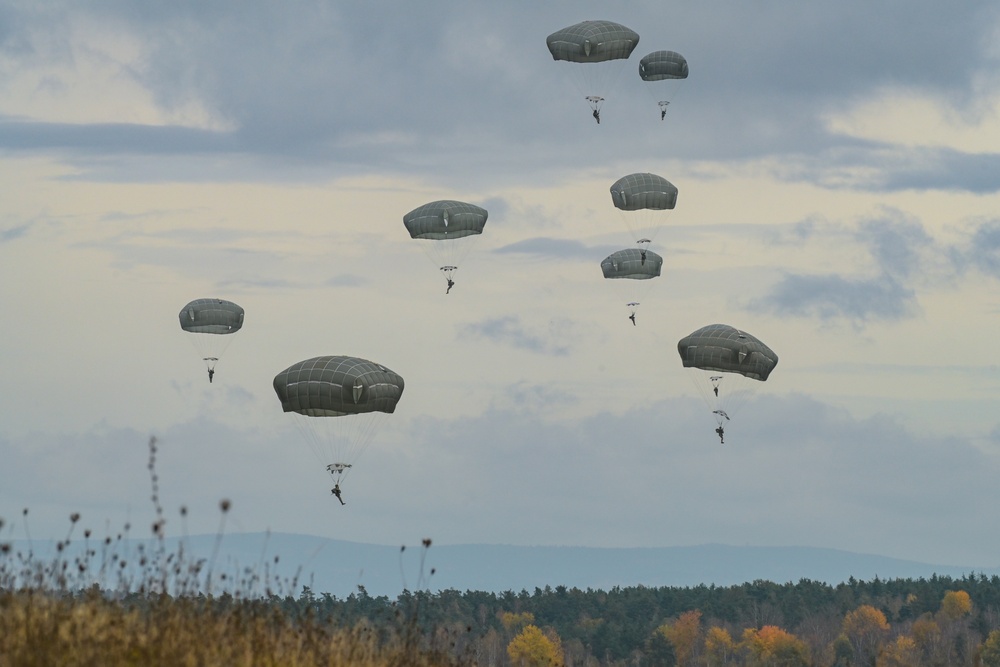 173rd Airborne Brigade Chinook jump at Grafenwoehr