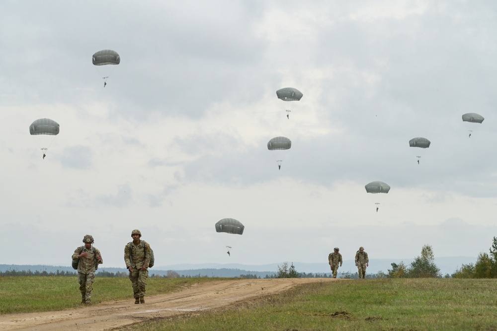 173rd Airborne Brigade Chinook jump at Grafenwoehr