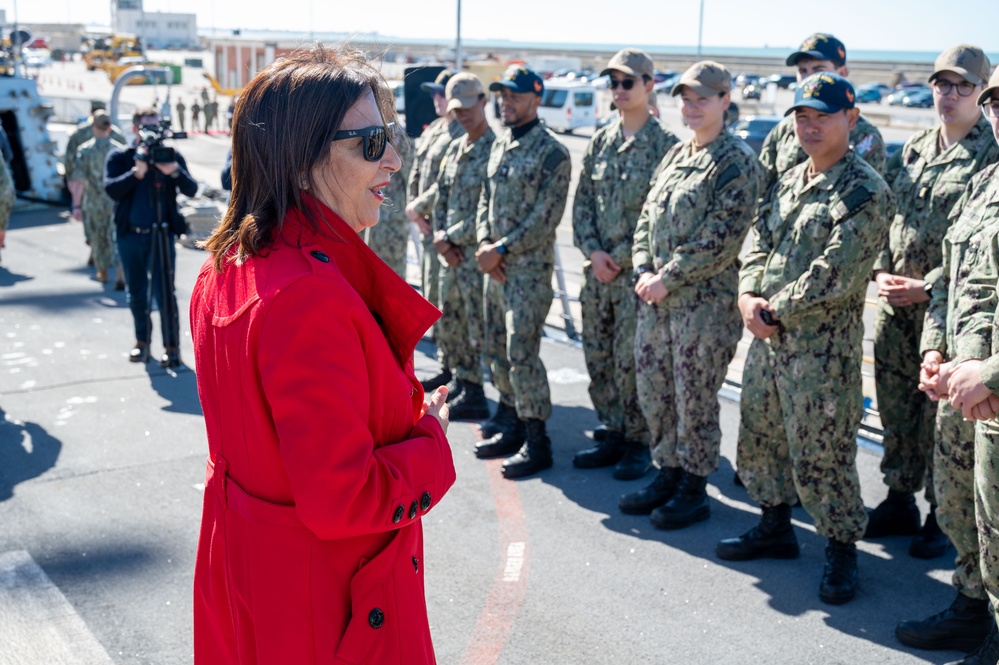 Crew of USS Oscar Austin (DDG 79) conducts ship tour for Spanish Minister of Defense