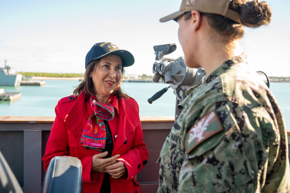 Crew of USS Oscar Austin (DDG 79) conducts ship tour for Spanish Minister of Defense