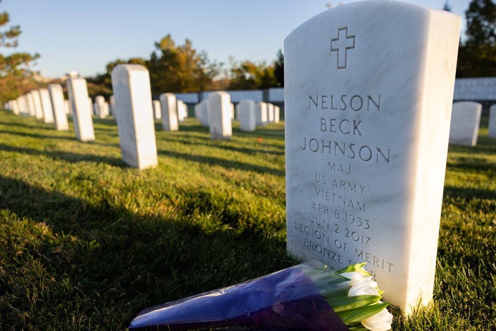 U.S. Army Staff Sgt. Rebecca McFarland honors grandfather at Arlington National Cemetery