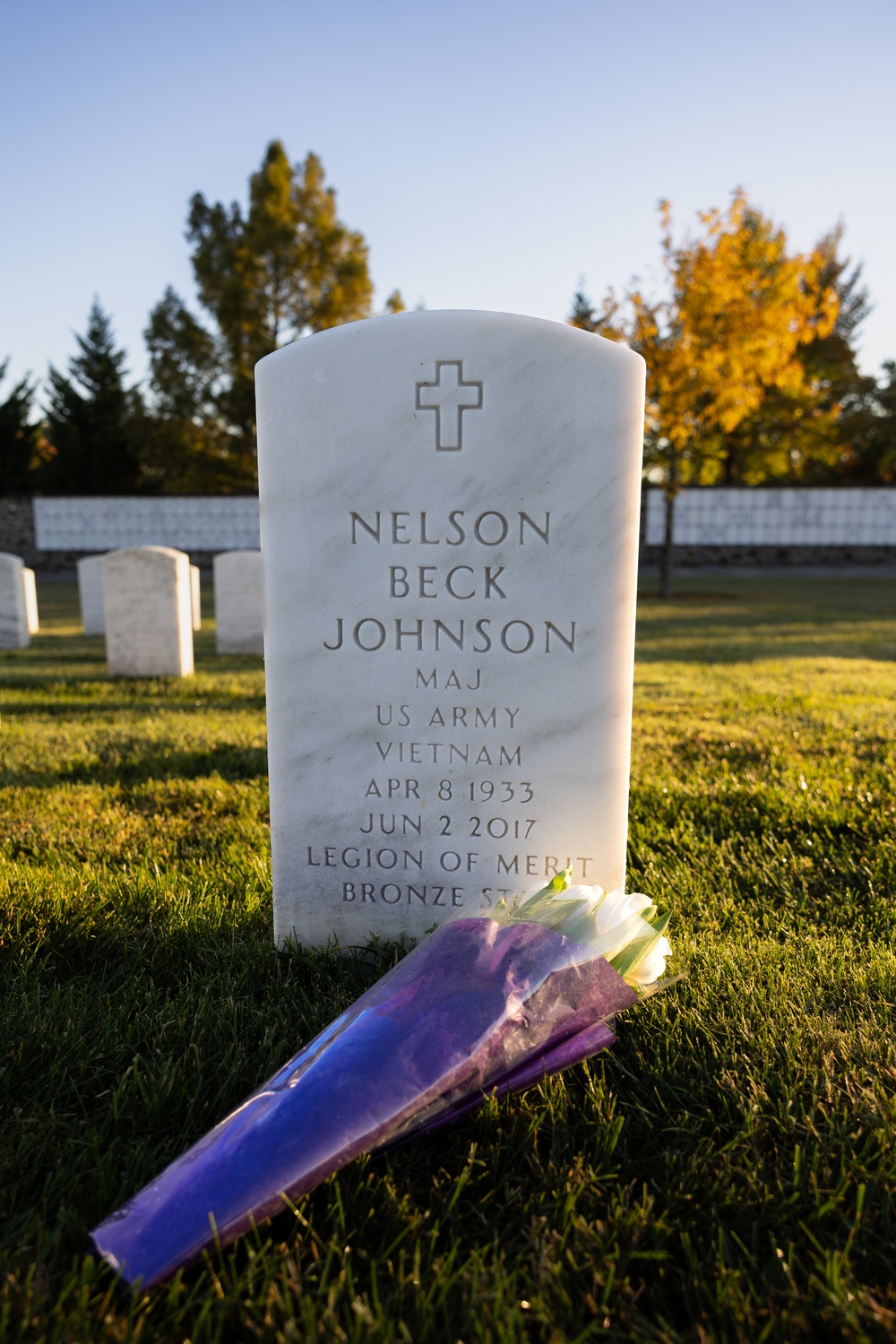 U.S. Army Staff Sgt. Rebecca McFarland honors grandfather at Arlington National Cemetery