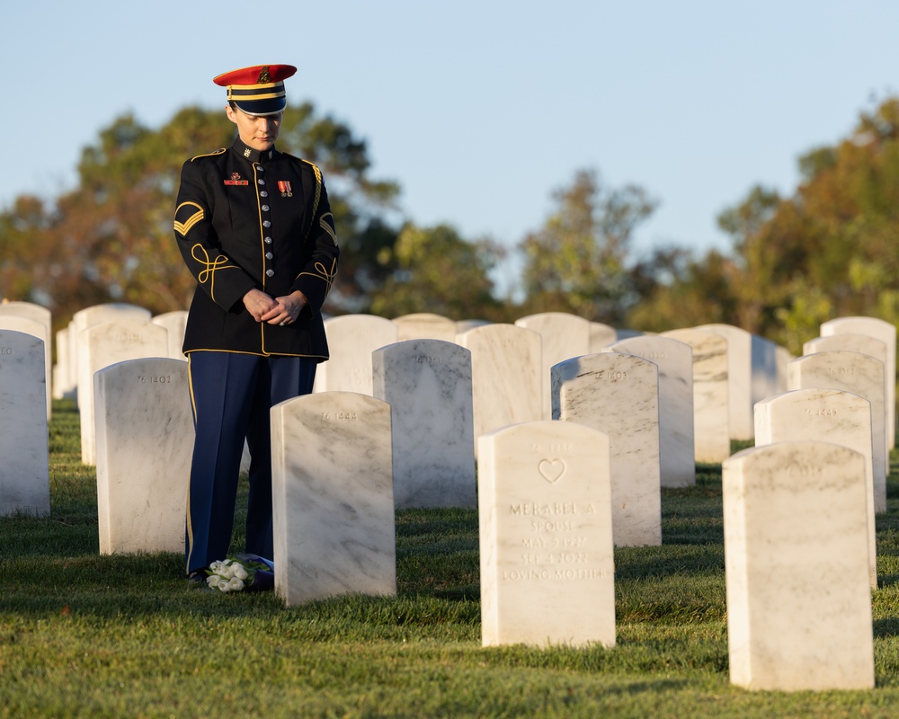 U.S. Army Staff Sgt. Rebecca McFarland honors grandfather at Arlington National Cemetery