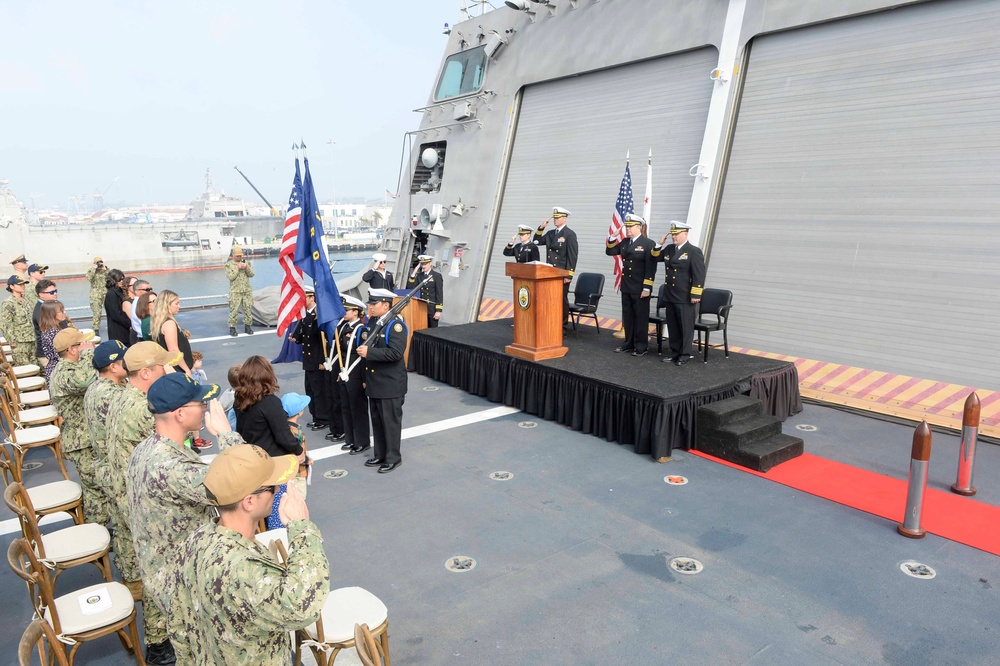 USS Oakland (LCS 24) Conducts Change of Command Ceremony