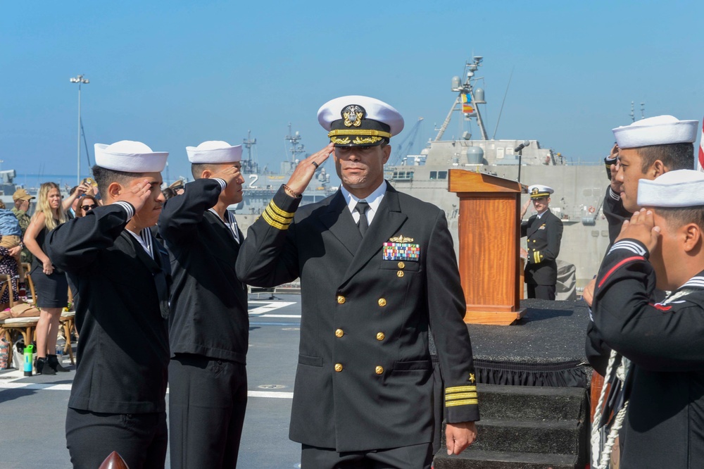 USS Oakland (LCS 24) Conducts Change of Command Ceremony