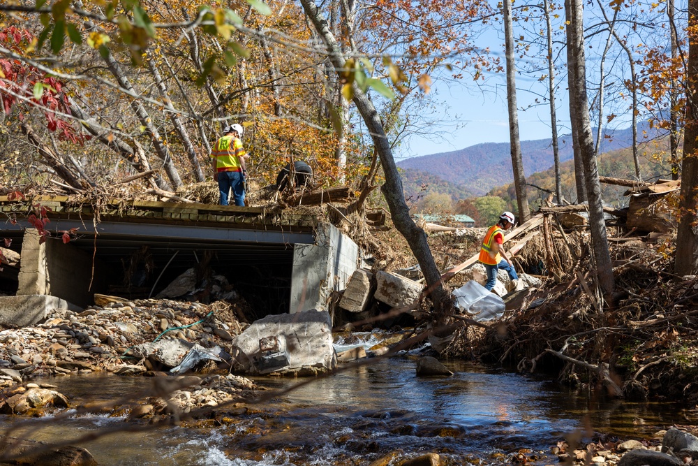 USACE Engineers Evaluate Storm Debris and Structural Impact on Bridges