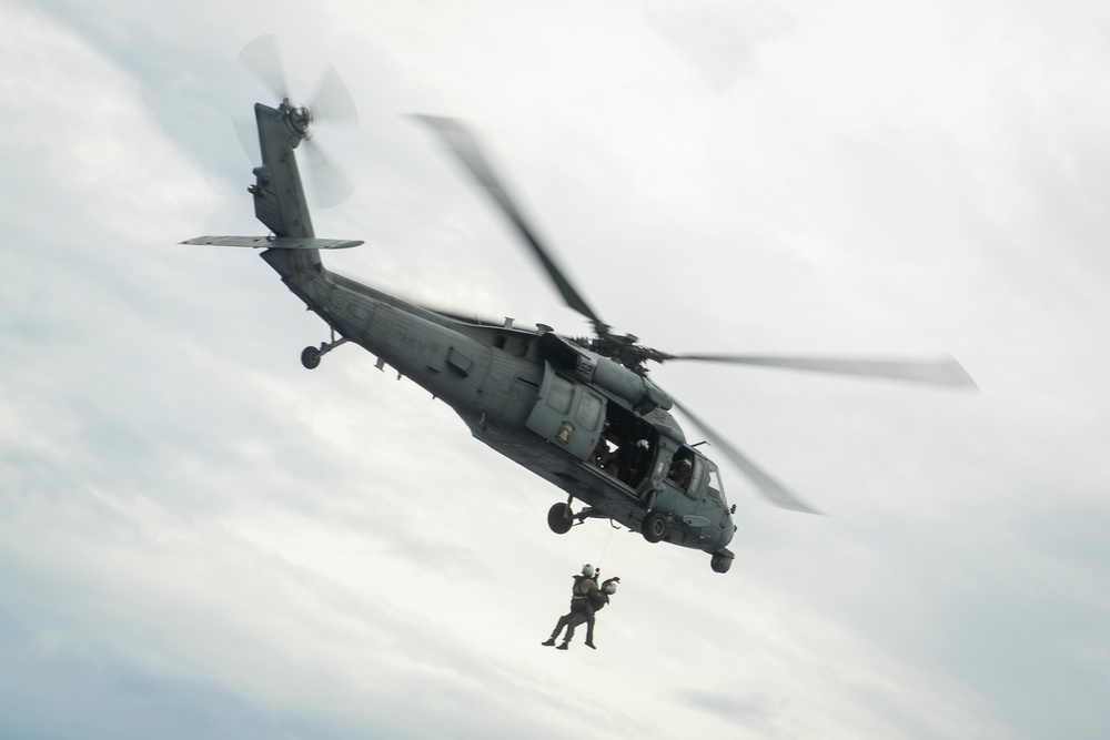 HSC 23 practices SAR operations aboard USS Boxer