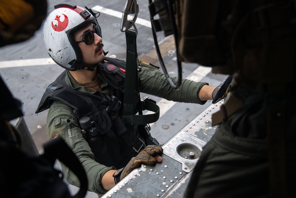 HSC 23 practices SAR operations aboard USS Boxer