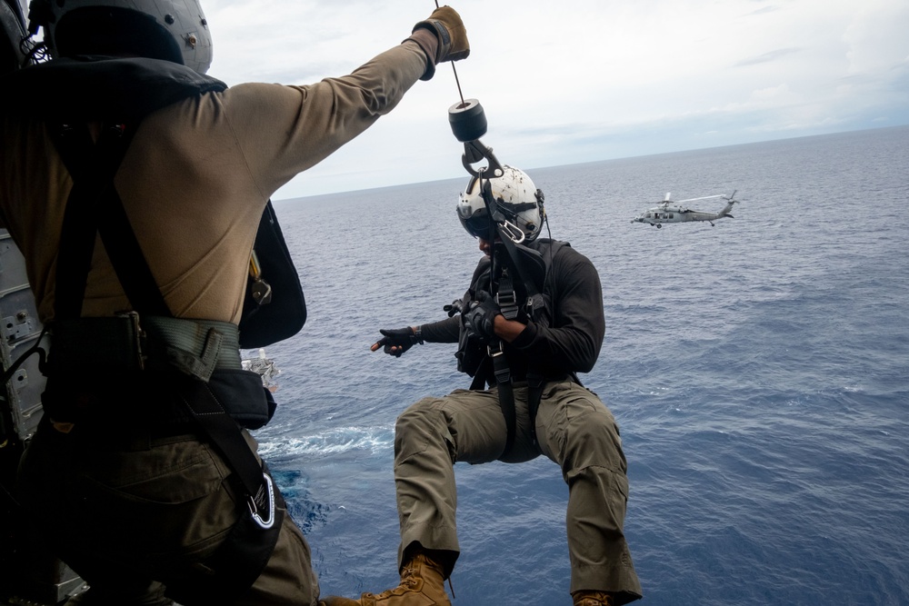 HSC 23 practices SAR operations aboard USS Boxer