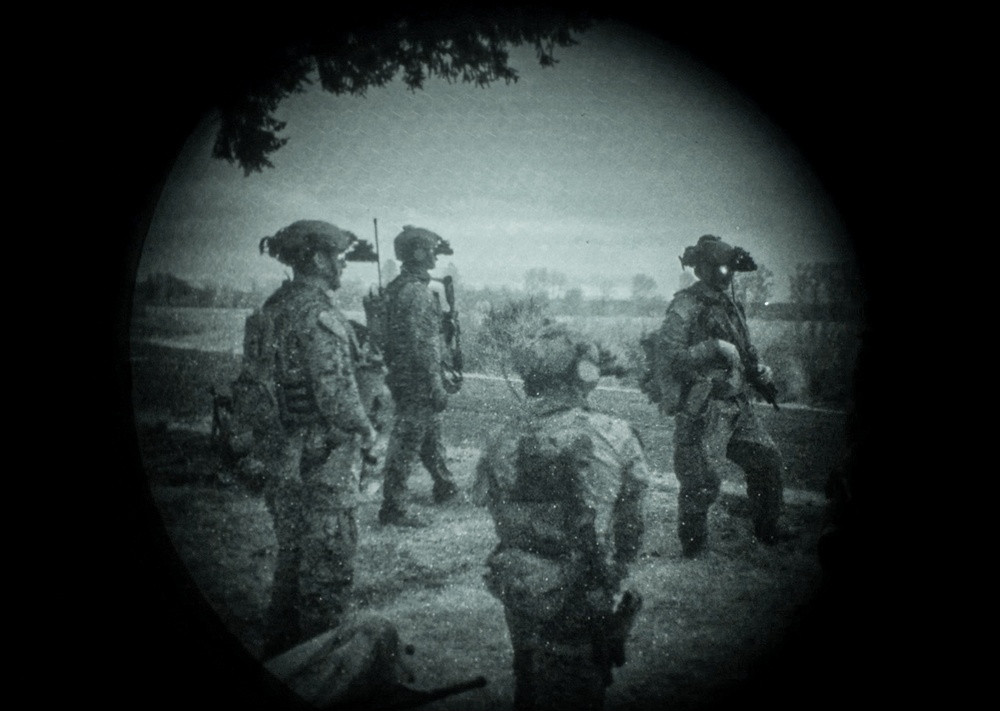 1st Recon Bn. participates in night raid
