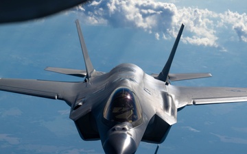 F-35A Demo Team refuels en route to airshow