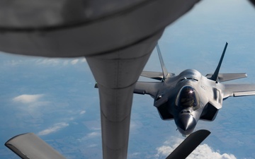 F-35A Demo Team refuels en route to airshow