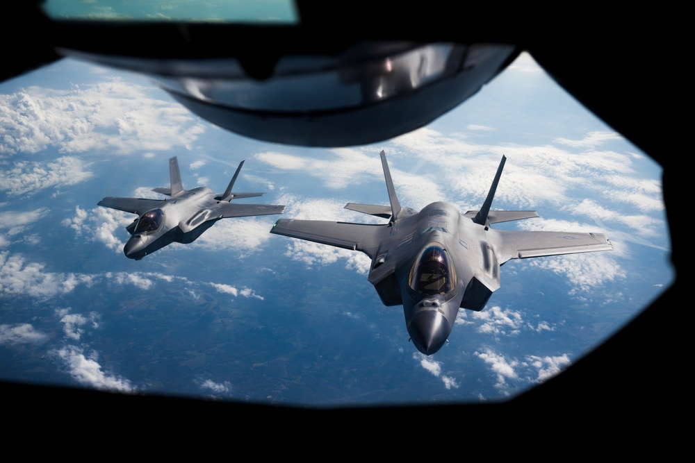 F-35A Demo Team refuels en route to airshow