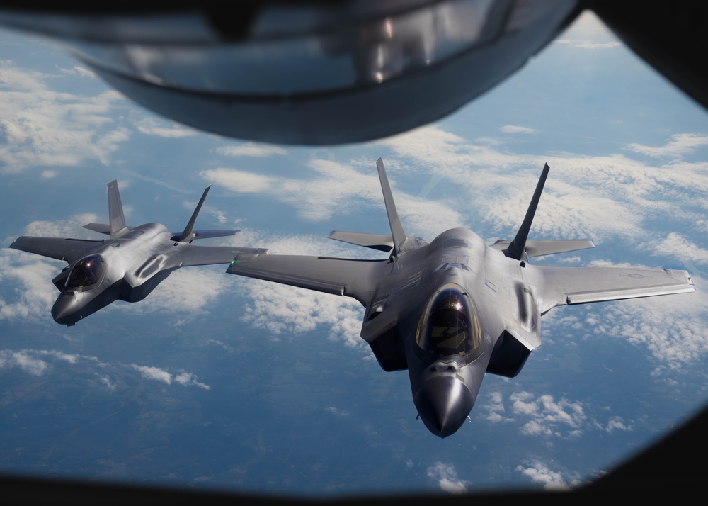 F-35A Demo Team refuels en route to airshow