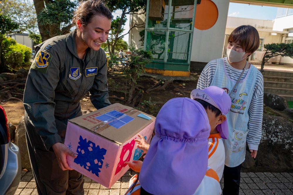 Operation Christmas Drop team shares mission with local kindergarteners