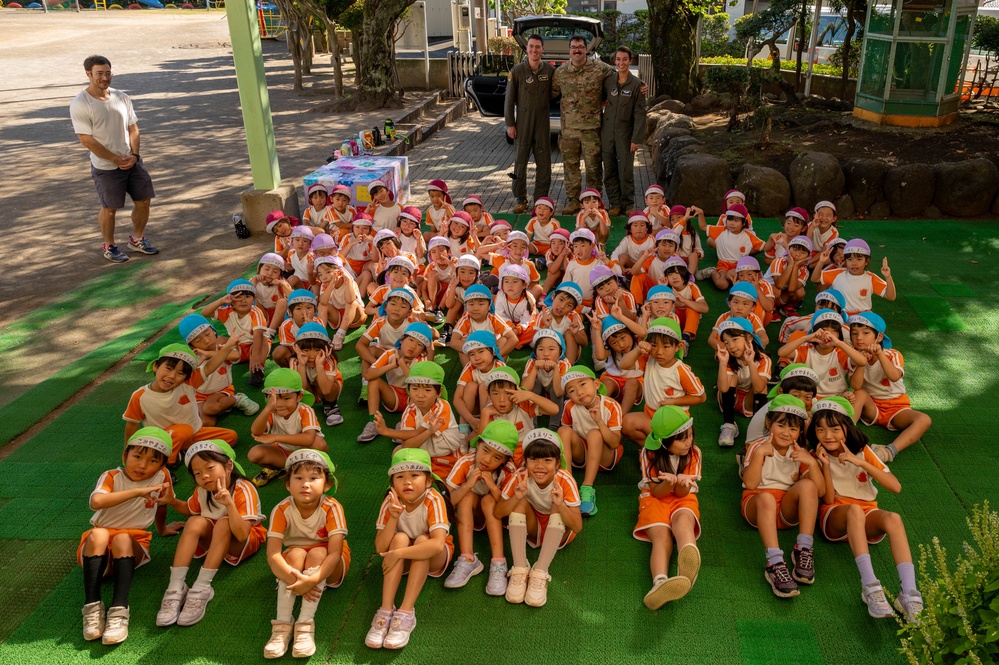 Operation Christmas Drop team shares mission with local kindergarteners