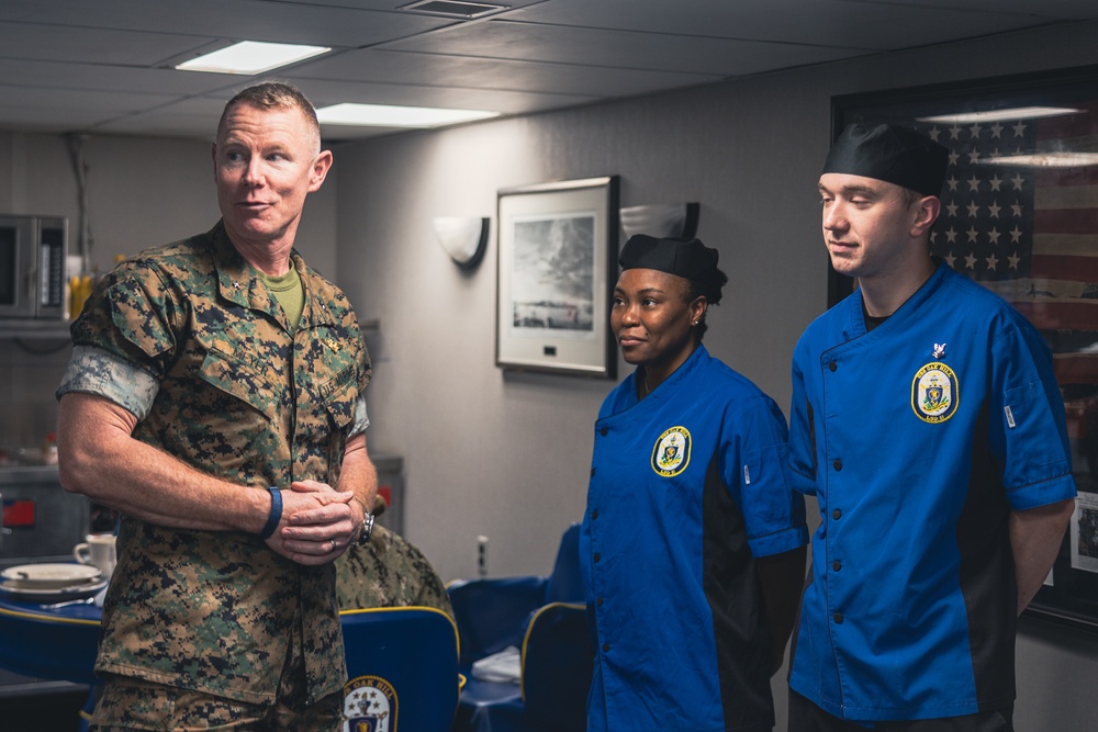 Task Force 61/2 command visits the USS Oak Hill