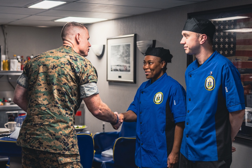 Task Force 61/2 command visits the USS Oak Hill