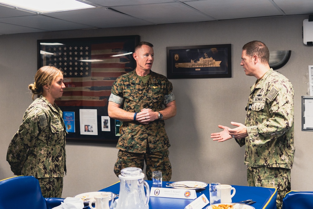 Task Force 61/2 command visits the USS Oak Hill