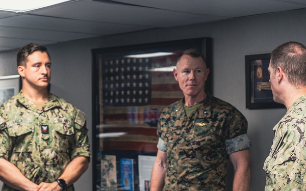 Task Force 61/2 command visits the USS Oak Hill