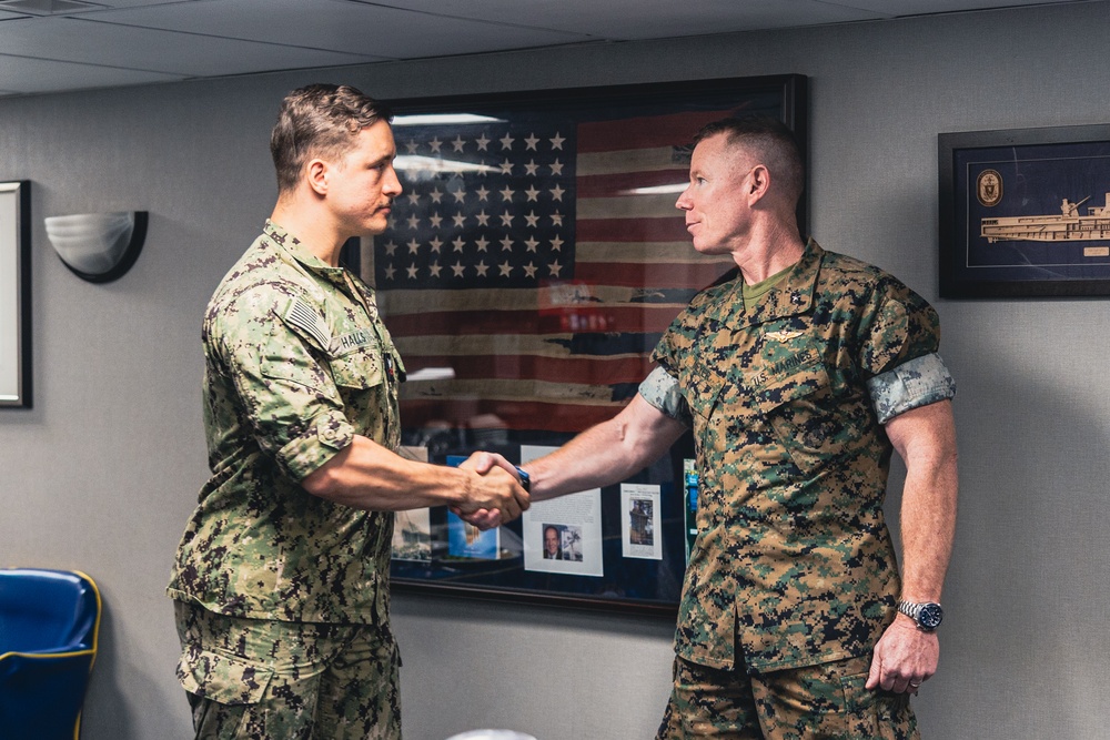 Task Force 61/2 command visits the USS Oak Hill