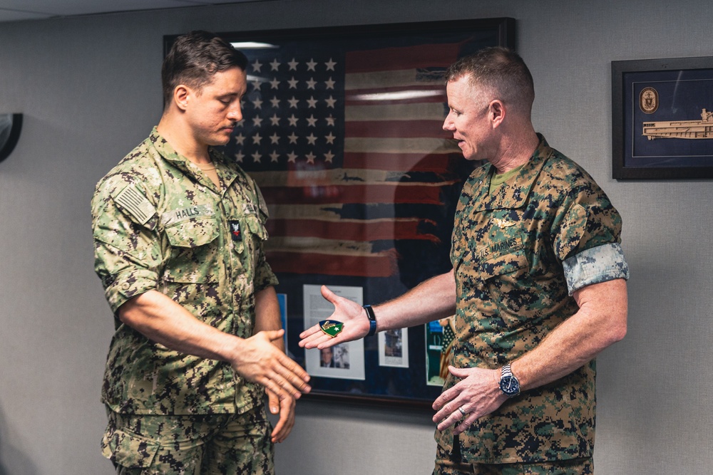 Task Force 61/2 command visits the USS Oak Hill