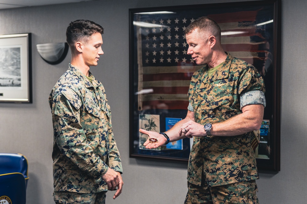 Task Force 61/2 command visits the USS Oak Hill