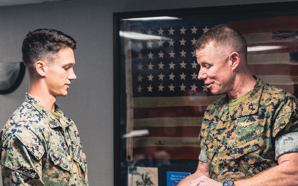 Task Force 61/2 command visits the USS Oak Hill