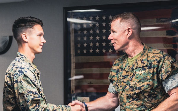 Task Force 61/2 command visits the USS Oak Hill