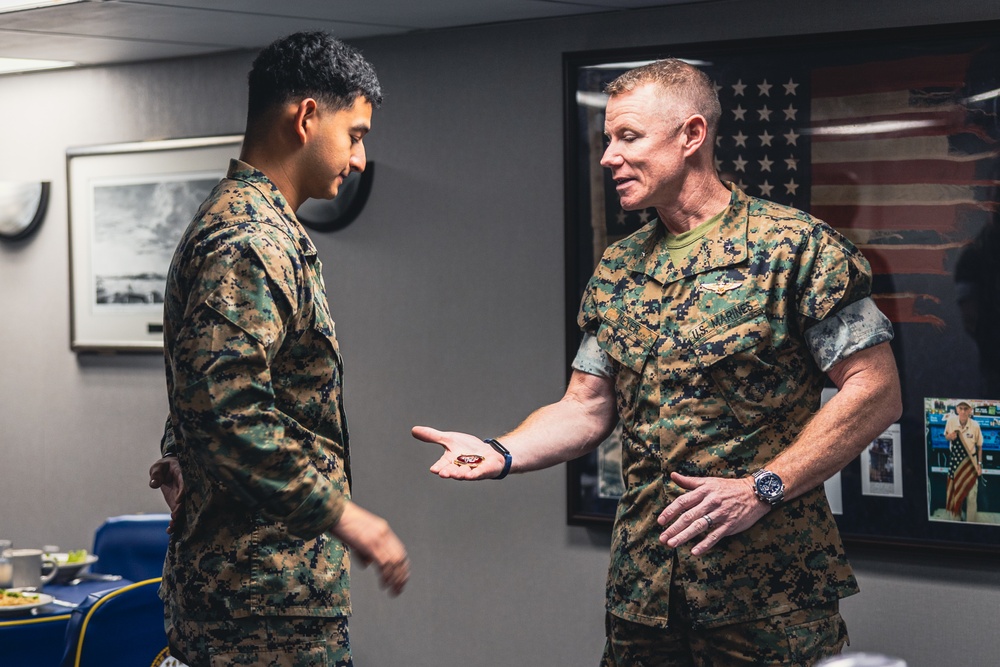 Task Force 61/2 command visits the USS Oak Hill