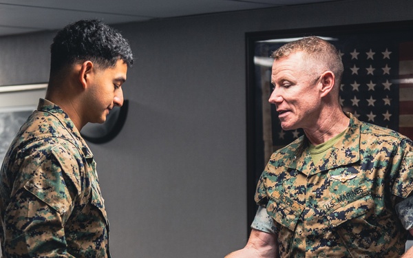 Task Force 61/2 command visits the USS Oak Hill