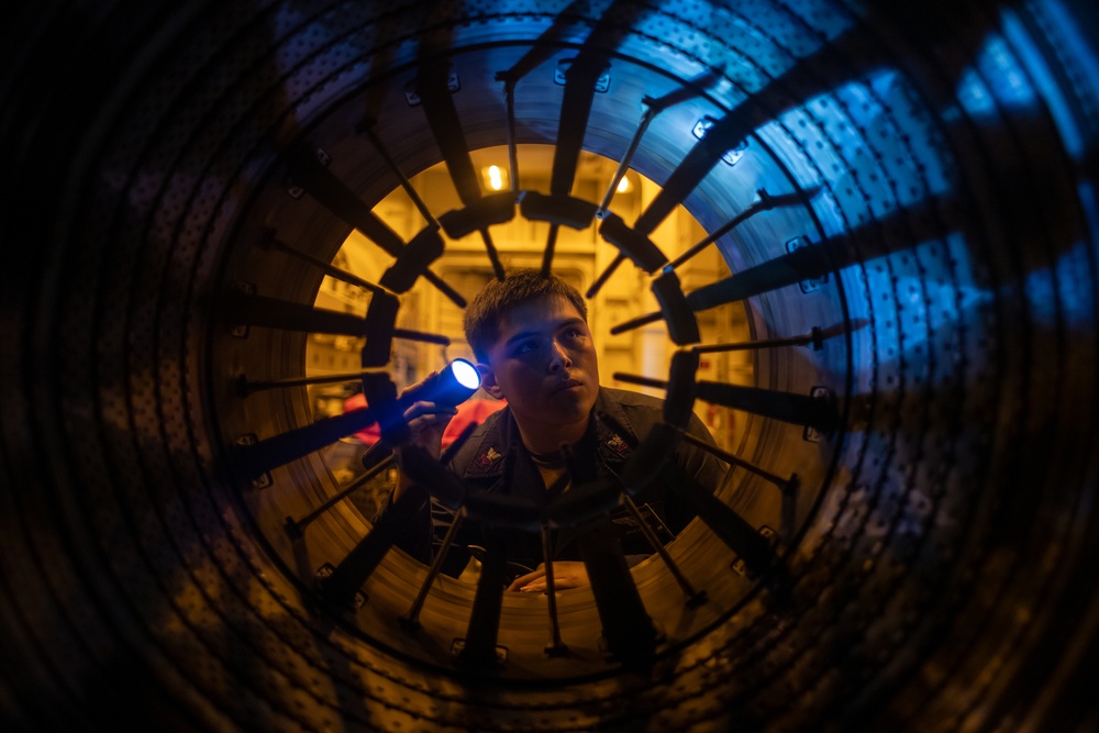 USS George Washington Sailors Disassemble F-18E Super Hornet Engine