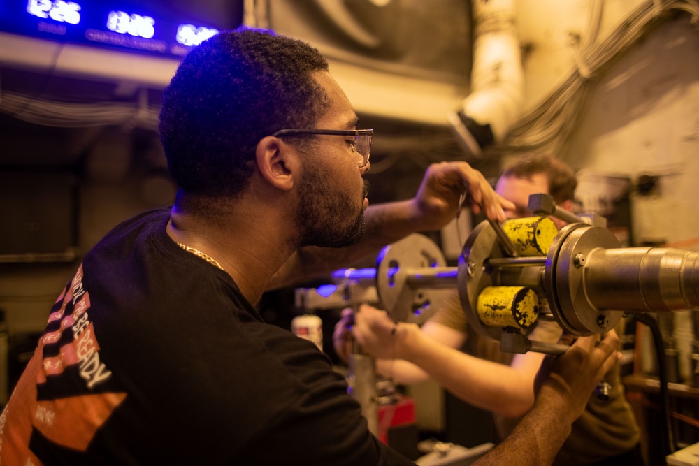 USS George Washington Sailors Disassemble F-18E Super Hornet Engine