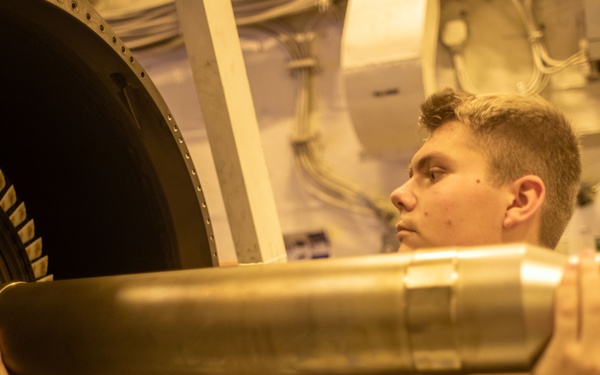 USS George Washington Sailors Disassemble F-18E Super Hornet Engine