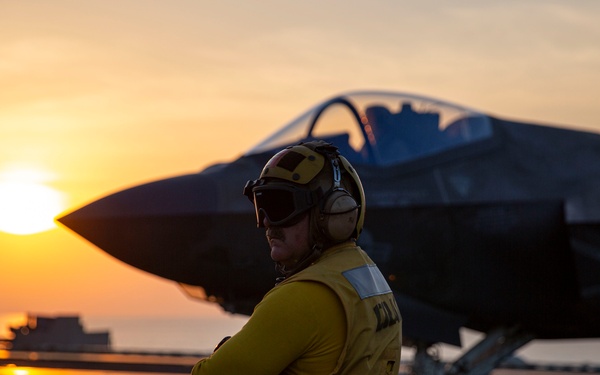 Abraham Lincoln conducts flight operations