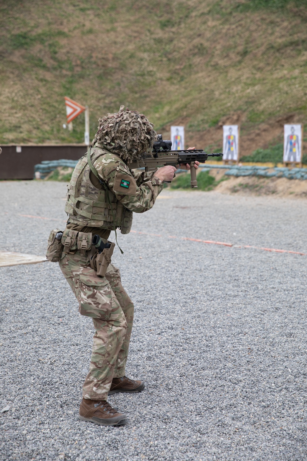 British soldiers of NATO-led KFOR mission conduct weapons qualification