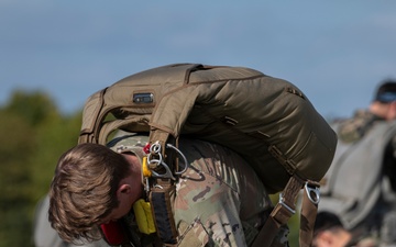 U.S. Army Special Forces and ROK SOF conduct High Altitude High Opening proficiency jump