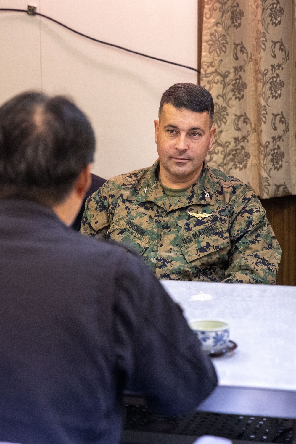 MCAS Iwakuni CO visits the JMSDF Murasame-class destroyer JS Inazuma (DD 105)