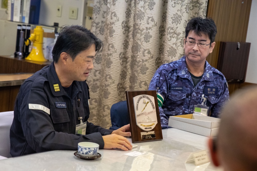 MCAS Iwakuni CO visits the JMSDF Murasame-class destroyer JS Inazuma (DD 105)