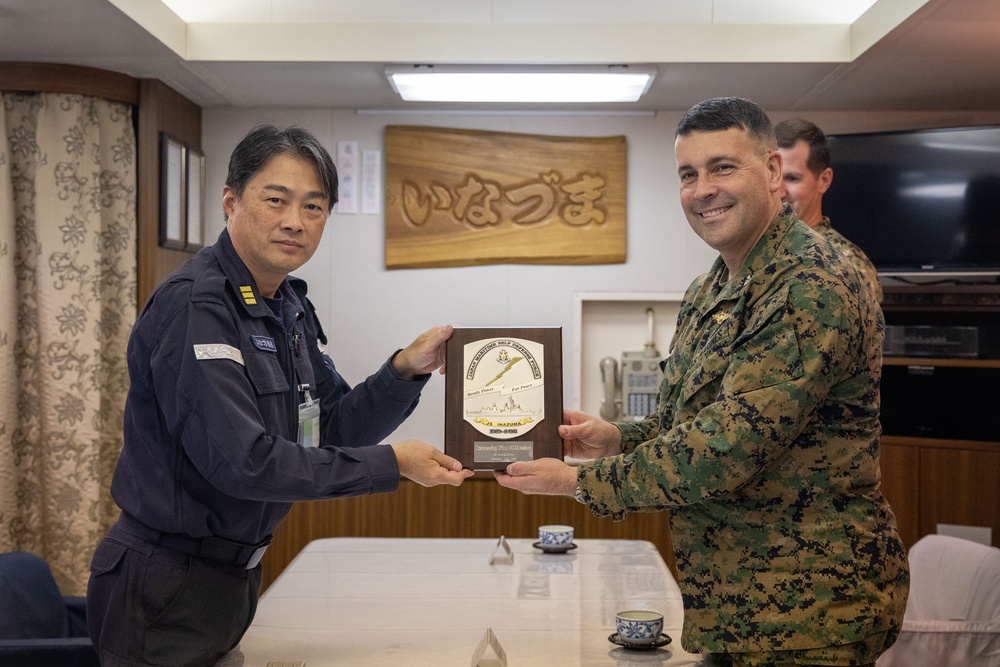 MCAS Iwakuni CO visits the JMSDF Murasame-class destroyer JS Inazuma (DD 105)