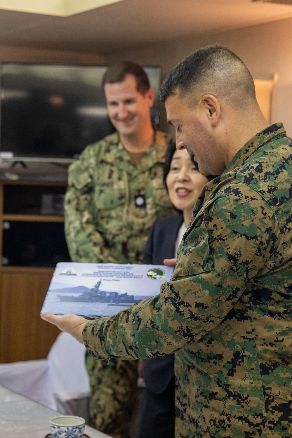 MCAS Iwakuni CO visits the JMSDF Murasame-class destroyer JS Inazuma (DD 105)