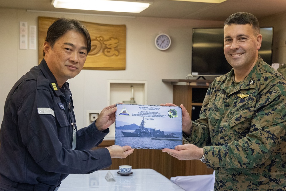 MCAS Iwakuni CO visits the JMSDF Murasame-class destroyer JS Inazuma (DD 105)