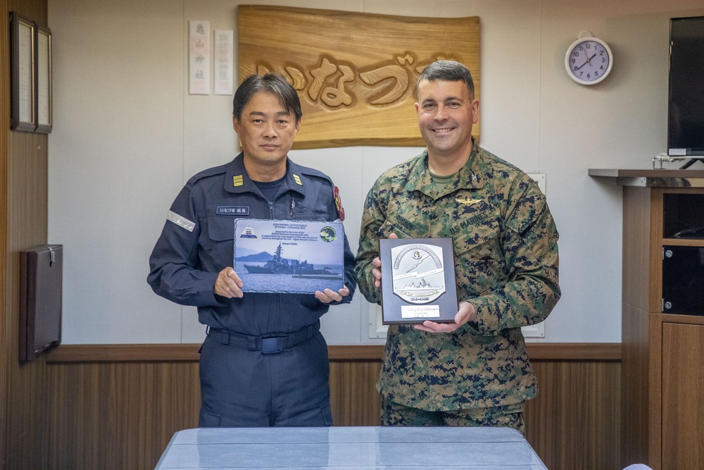 MCAS Iwakuni CO visits the JMSDF Murasame-class destroyer JS Inazuma (DD 105)