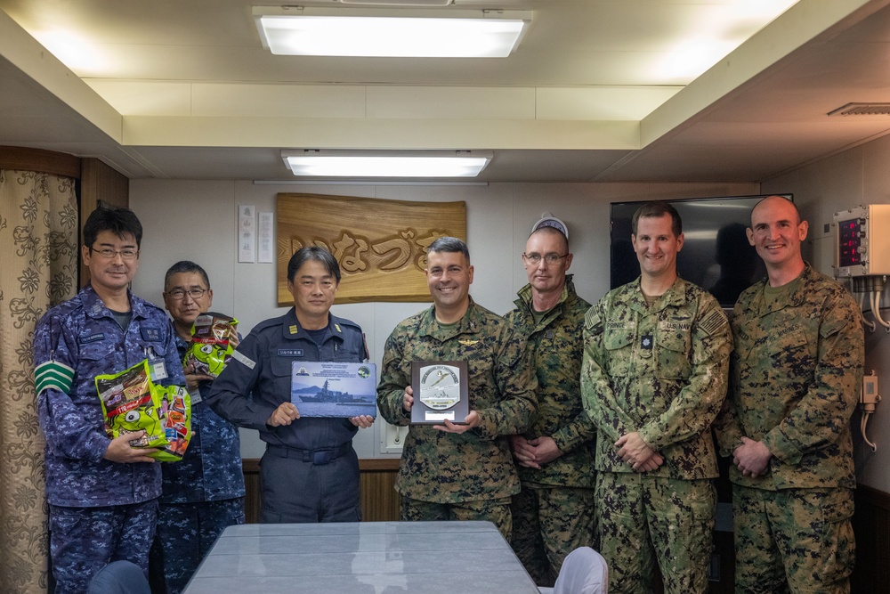 MCAS Iwakuni CO visits the JMSDF Murasame-class destroyer JS Inazuma (DD 105)