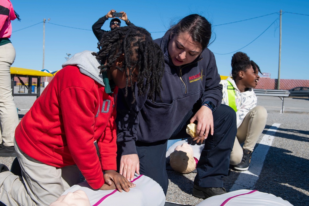 USS John C. Stennis Sailor teaches CPR at Fleet Fest