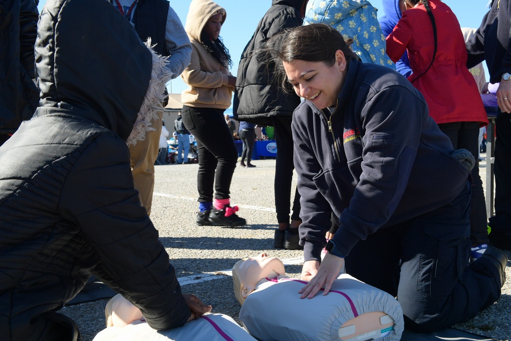 USS John C. Stennis Sailor teaches CPR at Fleet Fest