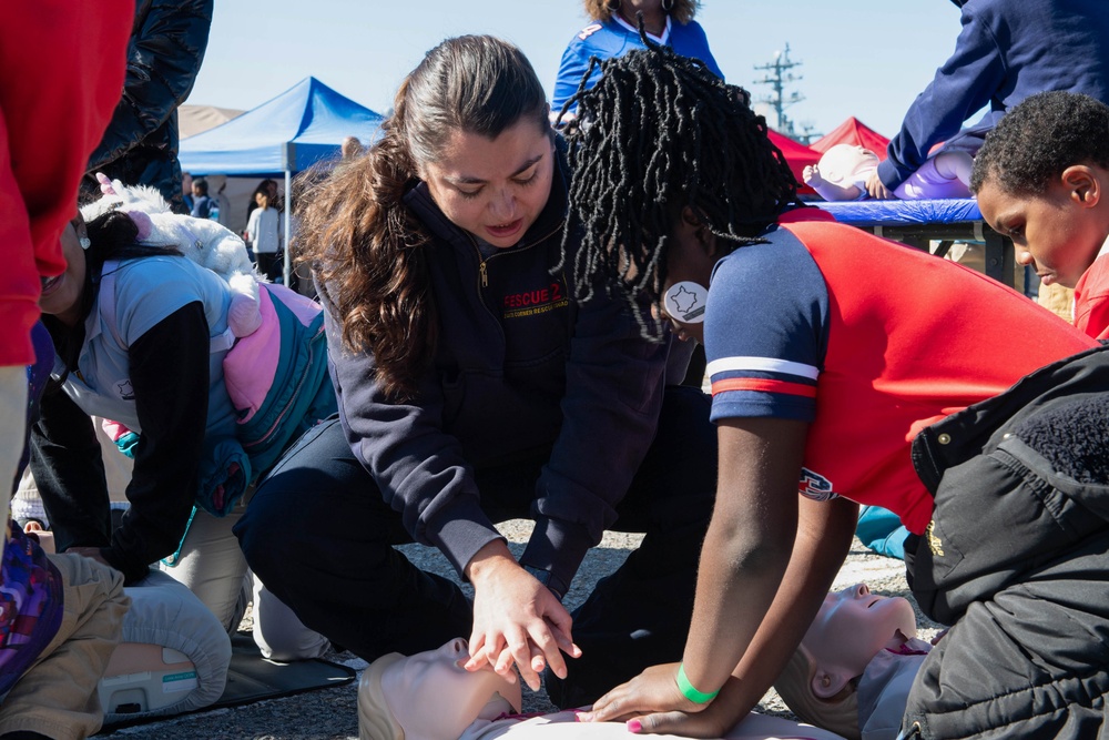 USS John C. Stennis Sailor teaches CPR at Fleet Fest