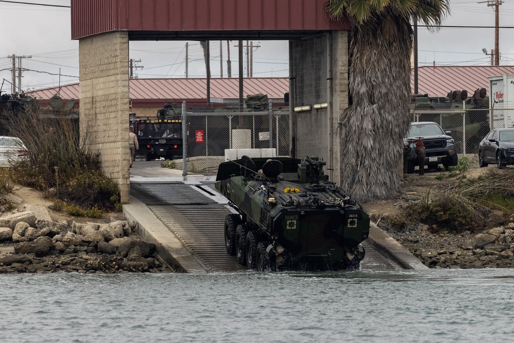 1st Bn., 7th Marines; 3rd AA Bn. conduct ACV ship-to-shore operations